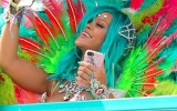 Rihanna esplosione di colore e sensualità alle Barbados